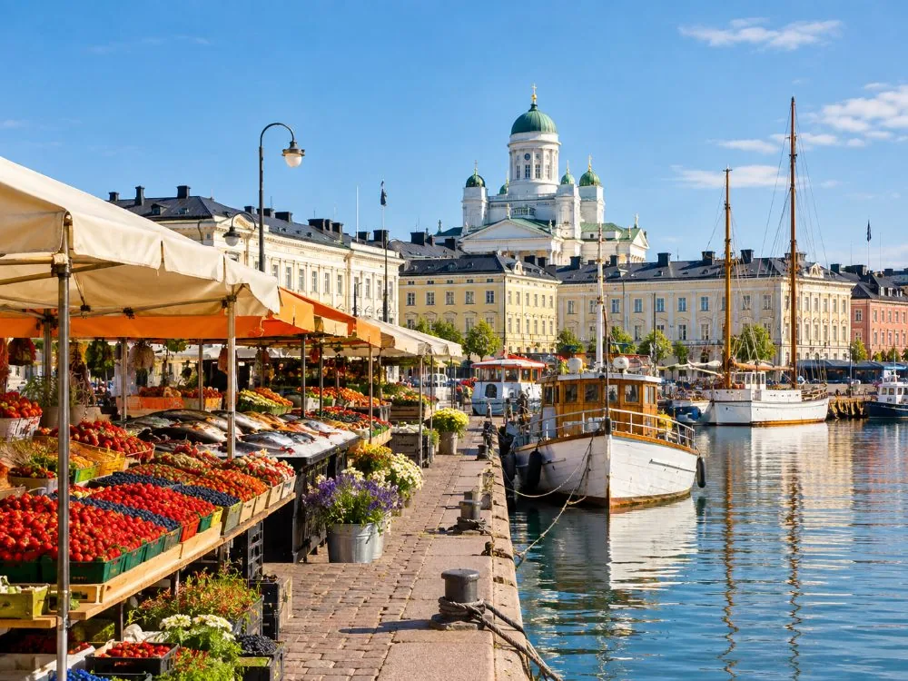 Kauppatori am Hafen von Helsinki mit Ständen unter orangefarbenen Zelten