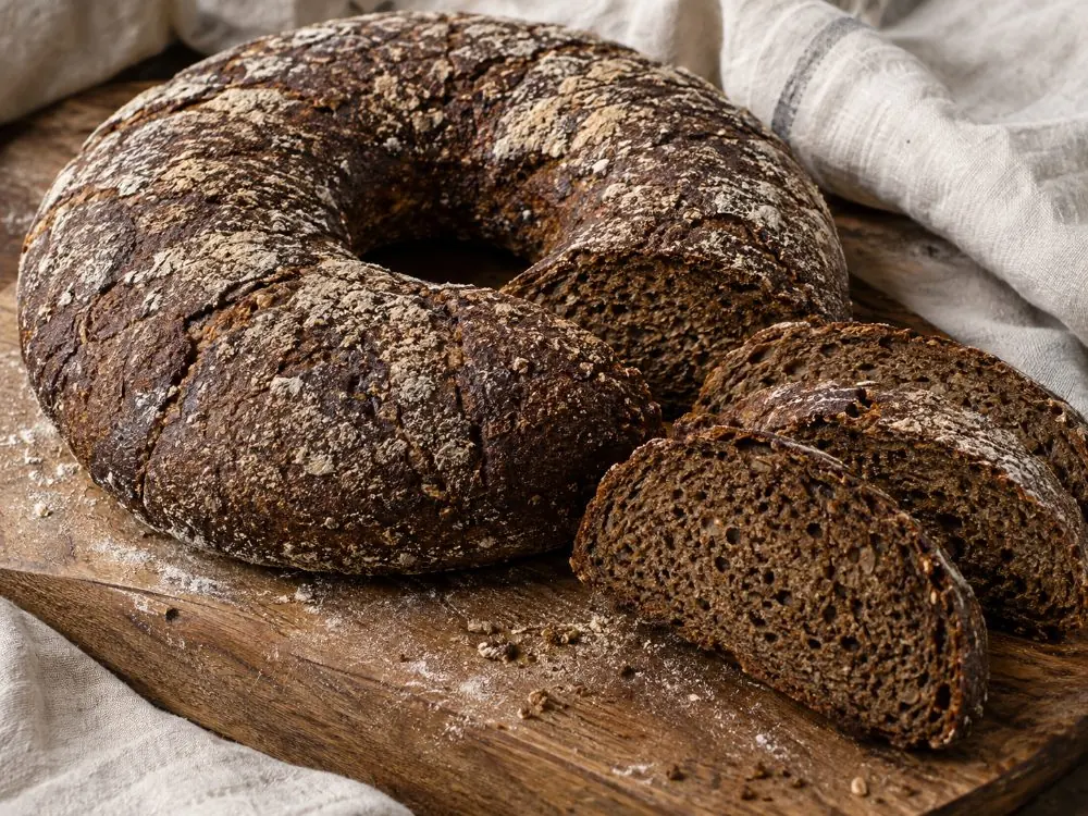 Dunkles finnisches Sauerteig-Roggenbrot in Scheiben geschnitten