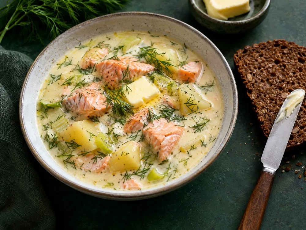 Eine Schüssel finnische cremige Lachs-Suppe <em>lohikeitto</em> mit Kartoffel, Lauch und Dill